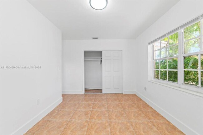 Building Photo - 2 bedroom in Miami FL 33150