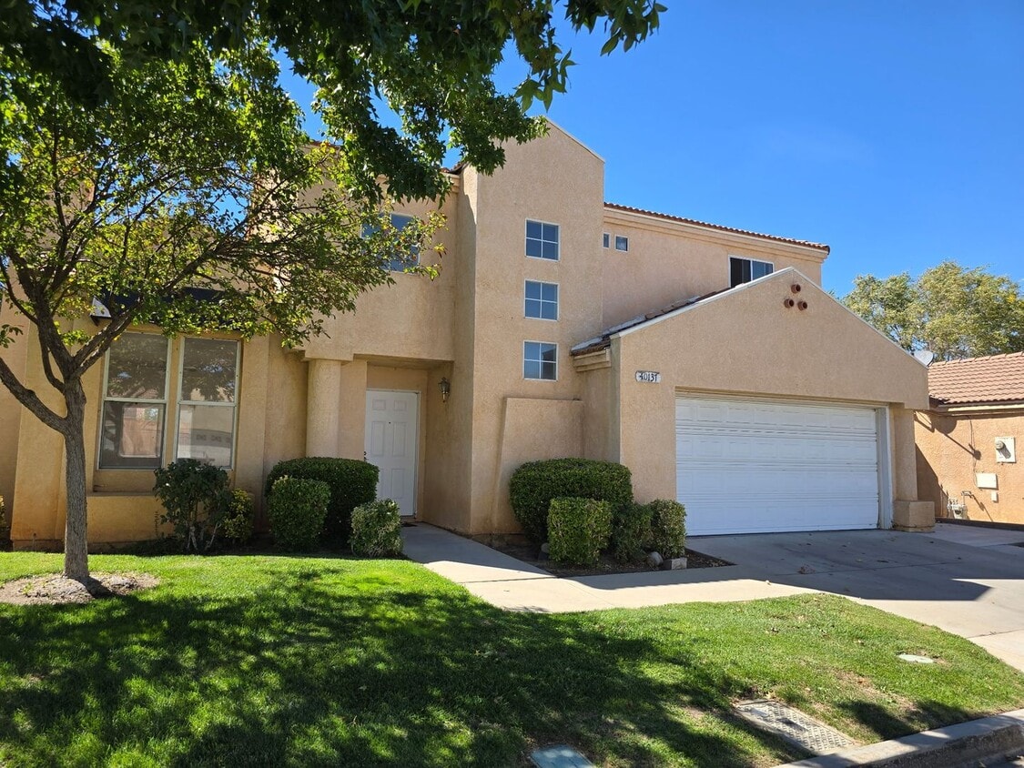 Building Photo - 40137 La Cota Dr