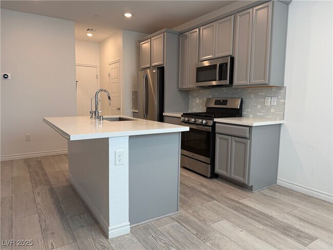 Foto del edificio - 8851 Flora Run Ave