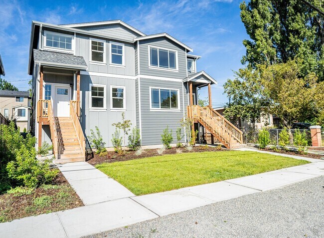 Building Photo - Large Duplex in a Quiet Location!