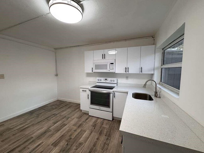 Building Photo - 3350 Powerline Rd