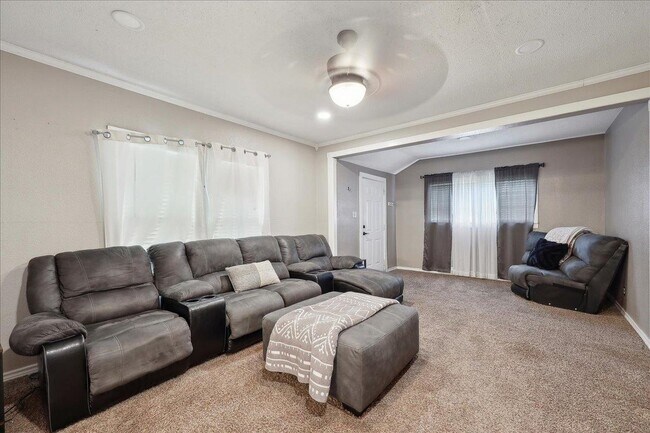 Foto del edificio - 751 Bridgeview St