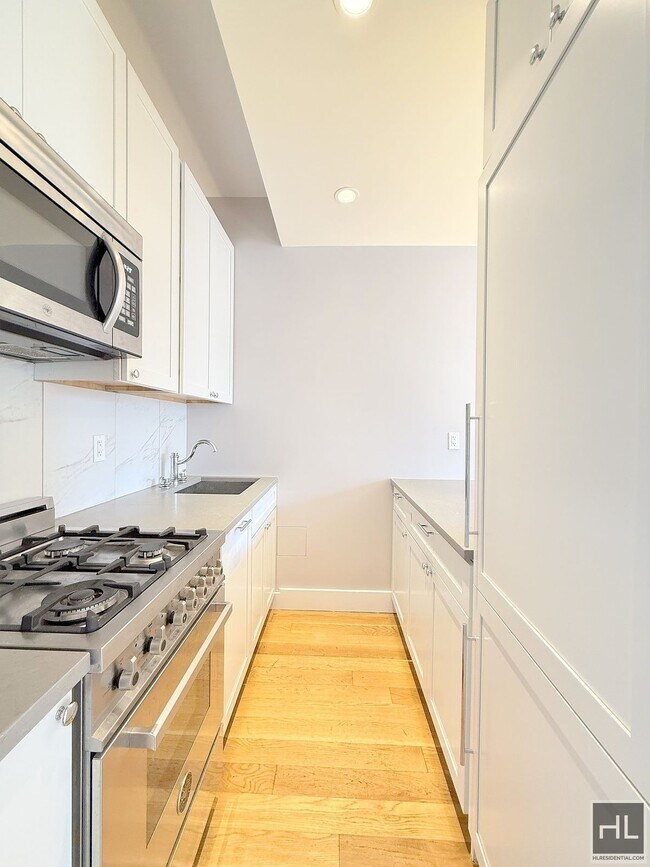 Building Photo - 1 bedroom 1 bathroom with washer and dryer / 252 WEST 76 STREET