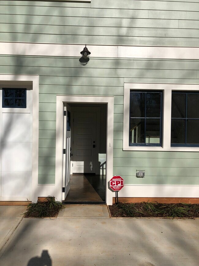 Fácil acceso a aparcamientos de corta y larga duración... - 2121 Roslyn Ave