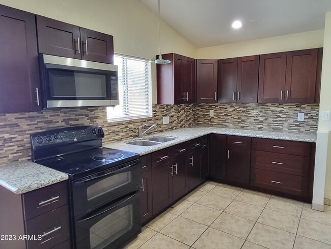 Foto del edificio - 7410 W Cholla St