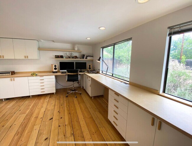 detached shop/office - 136 S Maple St