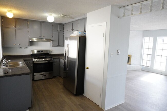 Building Photo - Beautiful Remodeled Duplex with 3 bed-1.5 bath in 79912