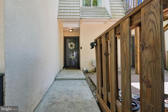 Building Photo - 1662 Valencia Way