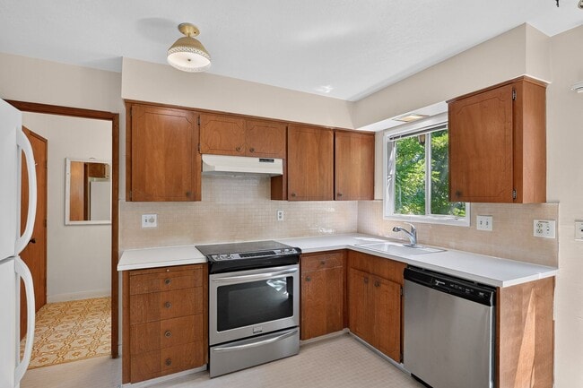 Building Photo - Cozy 2-Story Townhome In Beaverton | 2 BD | 1.5 BA | Back Deck Overlooking a Scenic Creek | W/S/T...