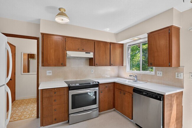 Foto del edificio - Cozy 2-Story Townhome In Beaverton | 2 BD | 1.5 BA | Back Deck Overlooking a Scenic Creek | W/S/T...