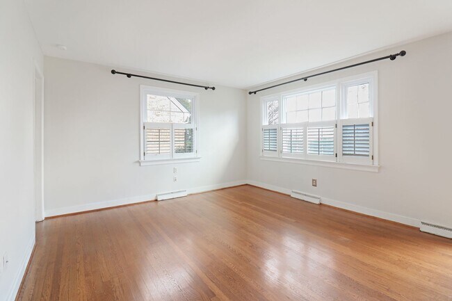 Building Photo - Dreamy 4 Bed, 2 Bath Cape Cod in Sauer's Garden Available Now!