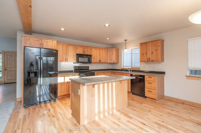 Foto del edificio - Modern Home in NE Bend with Private Fenced...