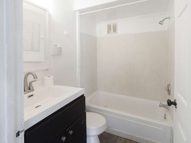 Foto del edificio - 3 Bed Lower Level Duplex Available Now