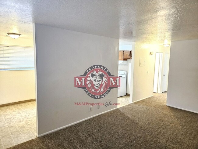 Building Photo - 2 BD 1 Bath Condo Remodeled Through-Out