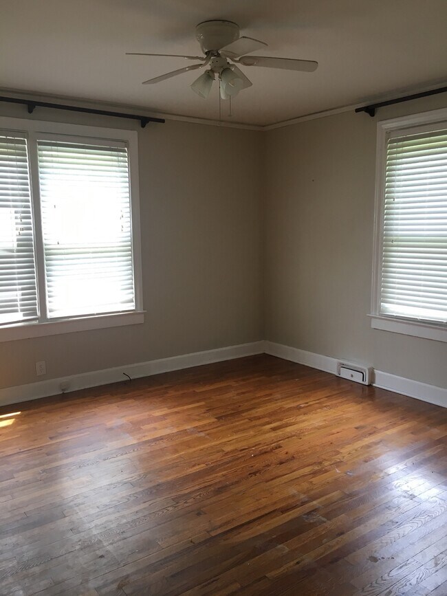 Foto del edificio - Adorable 2 bedroom, 1 bath home with an upstairs apartment!