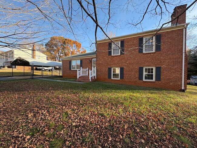 Foto del edificio - Spacious split level in Campell County nea...