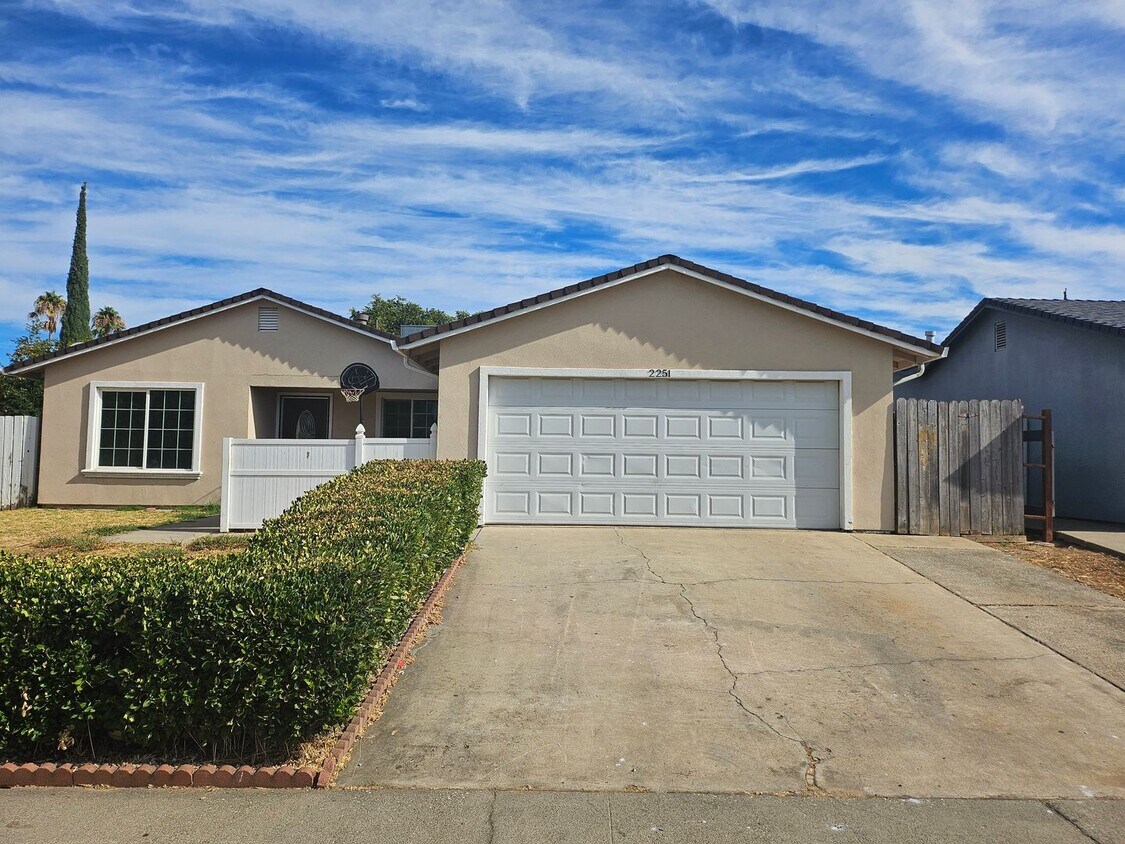 Primary Photo - 3 bed 2 bath Live Oak