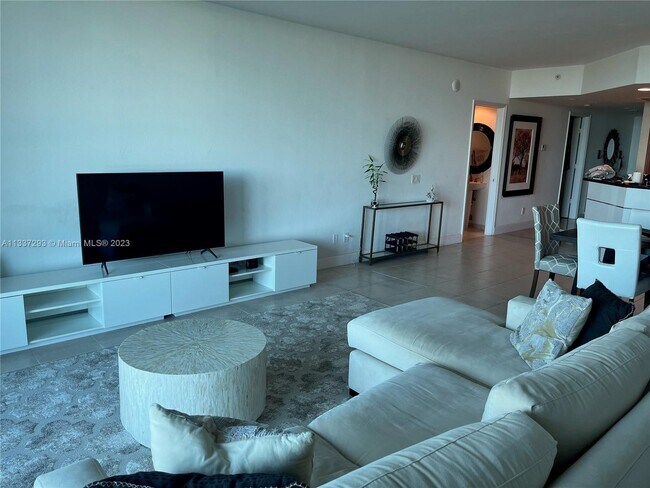 Foto del edificio - 14951 Royal Oaks Ln