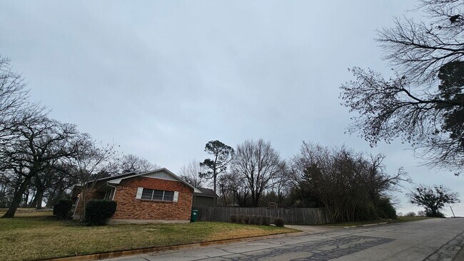 Foto del edificio - 2115 Glenwood Ln