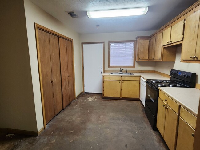 Building Photo - 2 Bed 2 Bath Duplex with Stained Concrete ...