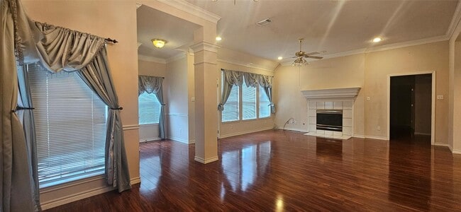 Building Photo - 1903 N Travis St