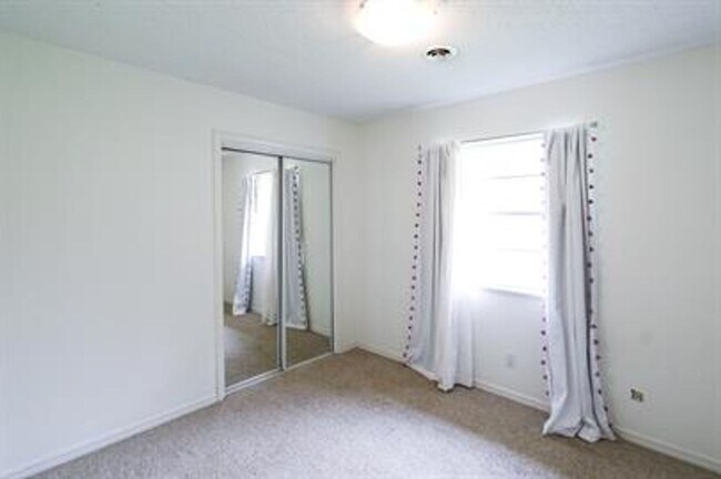 Foto del edificio - Come check out this spacious home in South...
