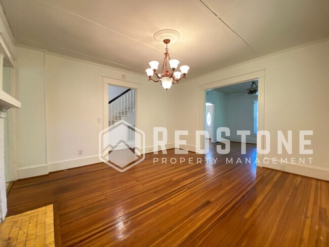 Foto del edificio - 5 Bedroom, 2 Bath - House