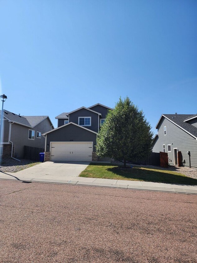 Foto principal - Beautiful 2-Story Home with Finished Basem...