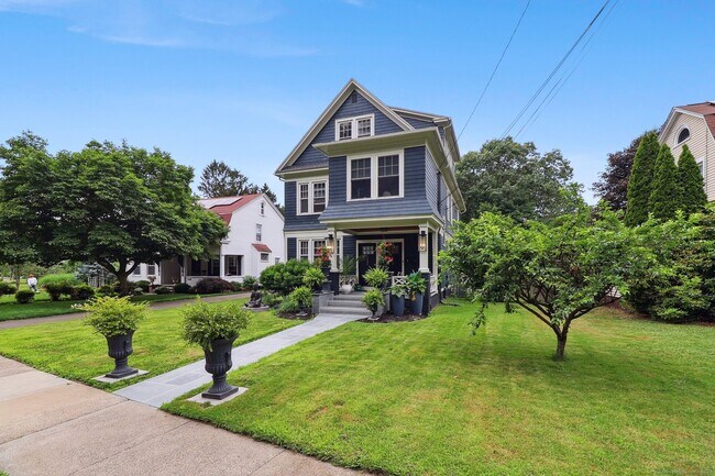 Foto del edificio - 1586 Whitney Ave