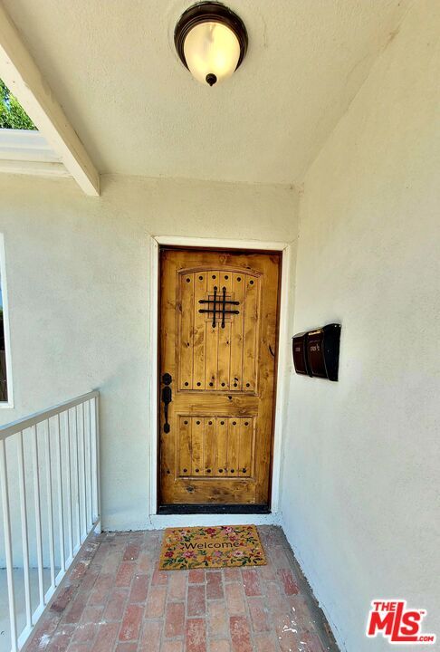 Foto del edificio - 17629 Burbank Blvd