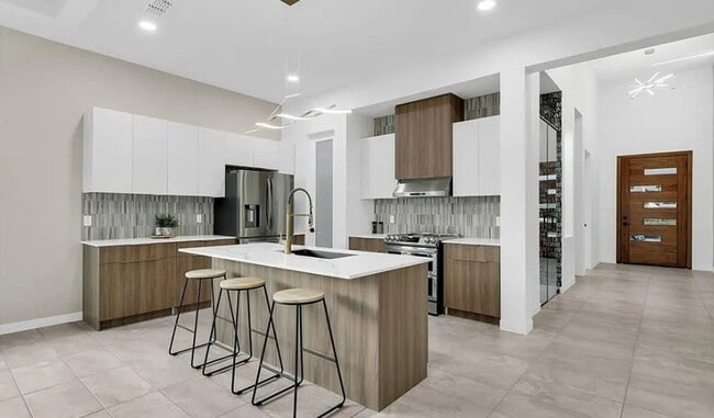 Building Photo - Luxury Living in Hyde Park – Edinburg/McAl...