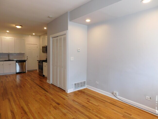 Foto del edificio - 1851 W Chicago Ave