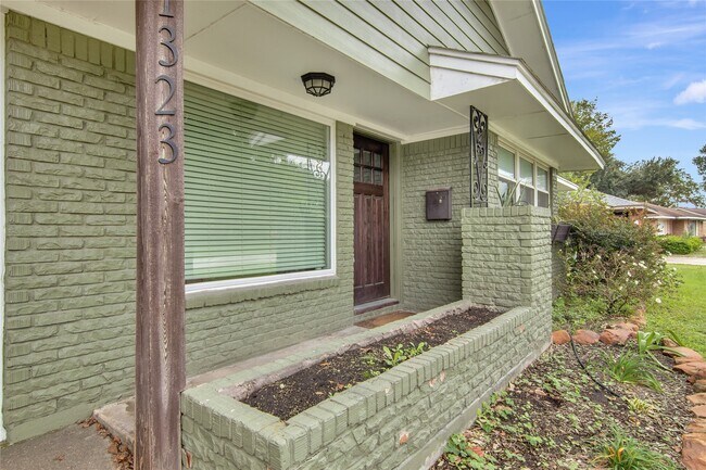 Building Photo - 1323 Ansbury Dr