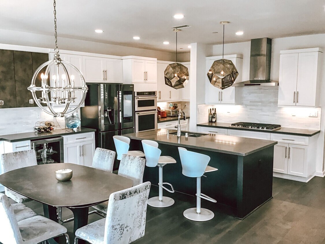 Foto principal - Civita/Apex- Luxury Detached 3BR 3.5BA + B...