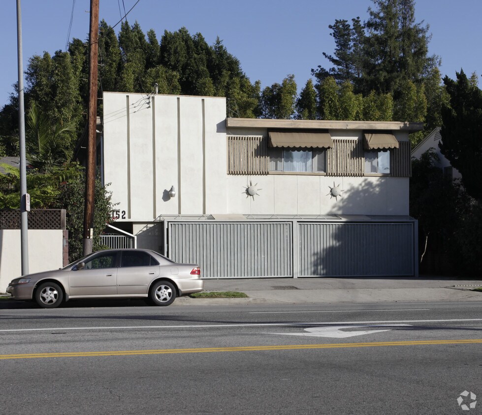 Building Photo - 6152 Woodman Ave