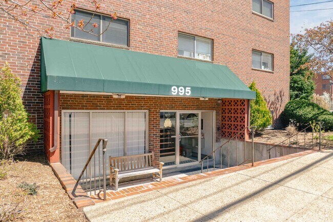 Entrada del edificio - Millbrook Condominiums