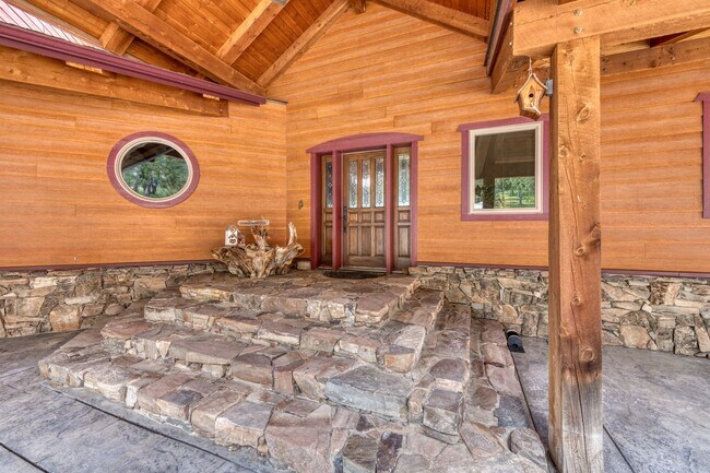 Building Photo - Stunning Home in Beautiful Private Setting!!