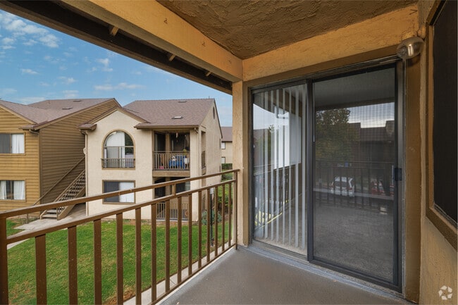 2BR, 2BA - 918SF - Balcony - Summer Brook