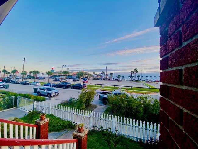 Foto del edificio - 2528 Ave Q 1/2