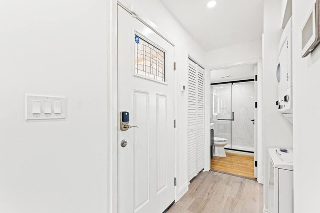 Building Photo - 8115 Thomas Dr