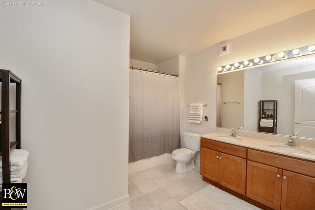 Foto del edificio - 450 E Waterside Dr