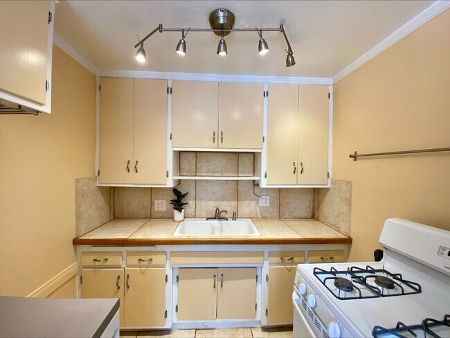 Foto del edificio - Great North Park Location! Private Fenced ...