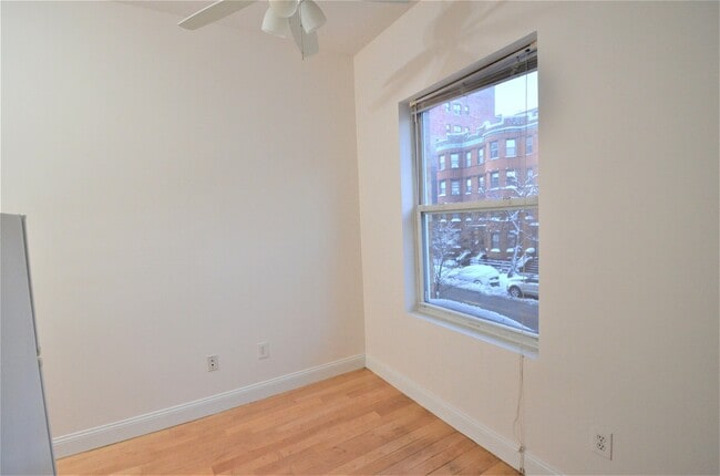 Living area - Westland Avenue Apartments