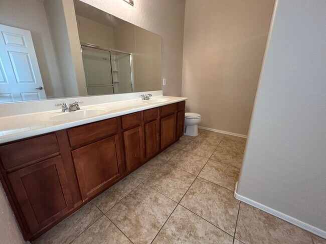 Foto del edificio - COMING SOON- INVITING SKY POINTE CONDO WITH BALCONY