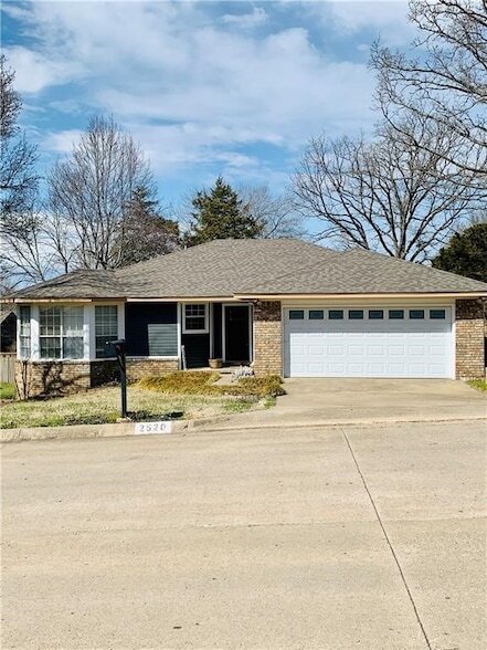 Primary Photo - 2520 N Hampton Court