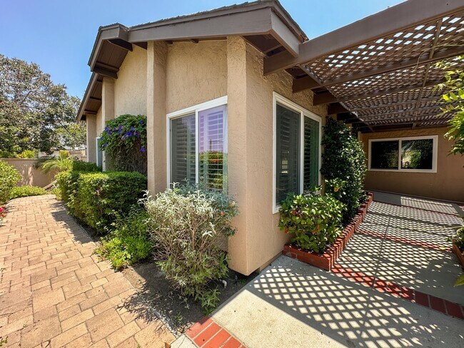 Building Photo - Stylish 4 Bedroom, 2 Bath Single-Story wit...