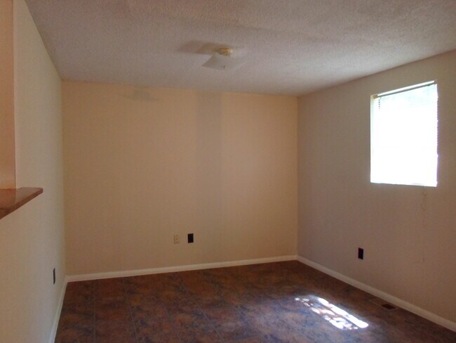 Living Room - 1112 S J St