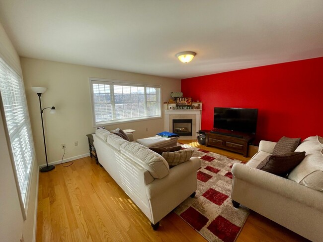 Foto del edificio - Multi-Level 2-Bedroom Condo in New London!