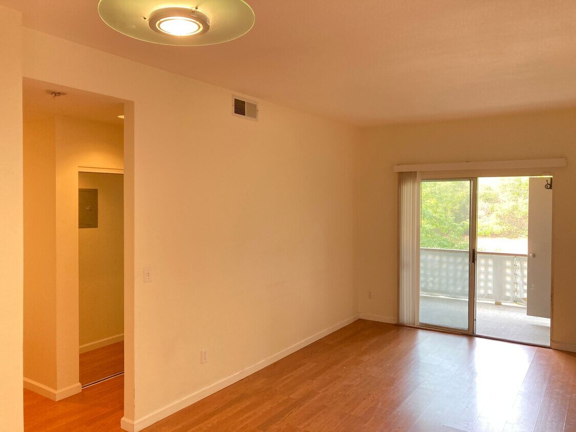 Foto principal - Spacious sun filled 2 bedroom with Washer/ Dryer in unit and garage!