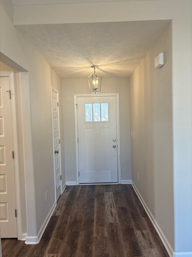 Foto del edificio - LUXURY 3 BEDROOM RANCH STYLE HOME IN SCENIC FOX RUN